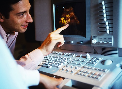doctor explaining ultrasound