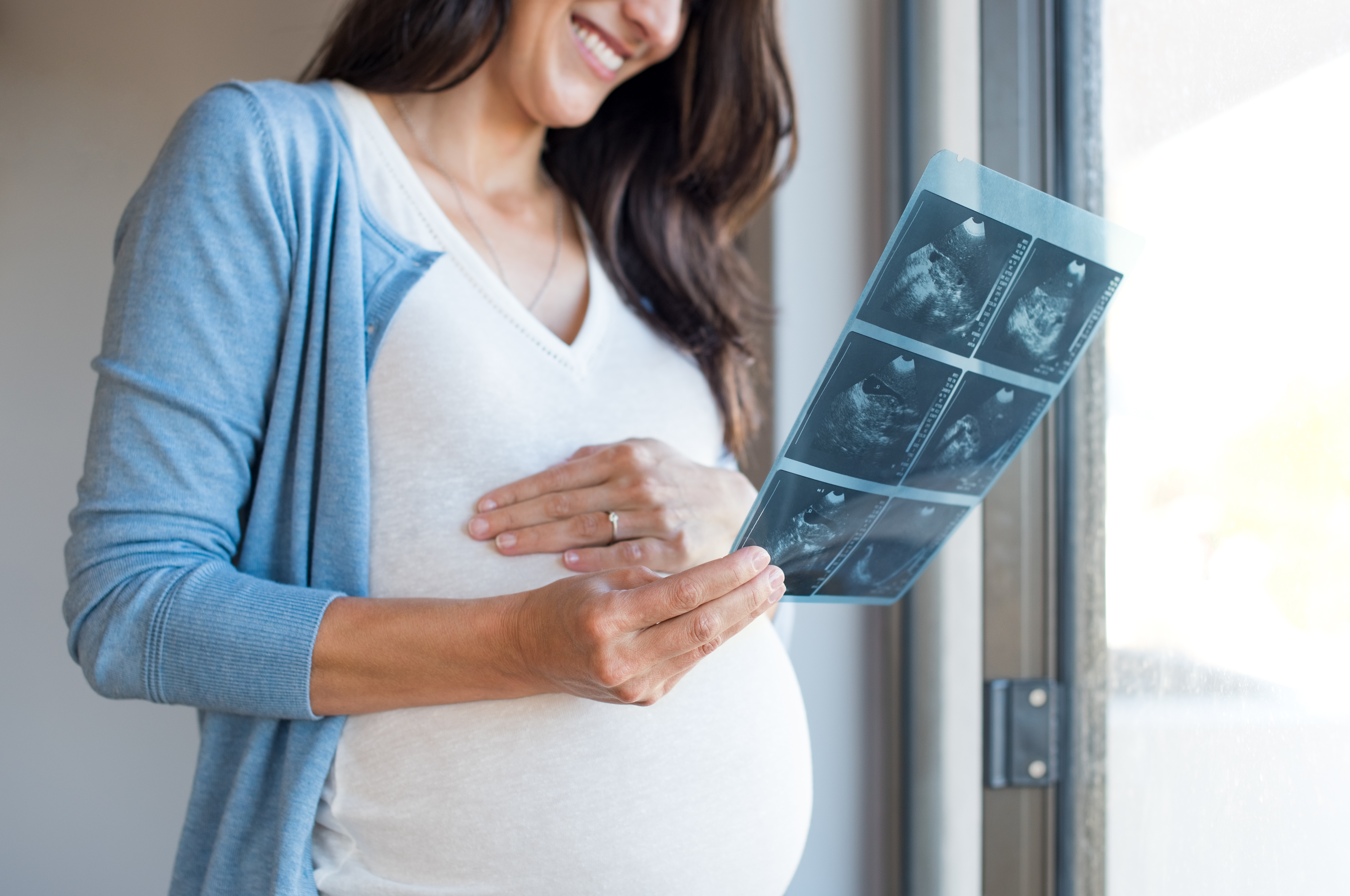 pregnant mother with ultrasound pictures